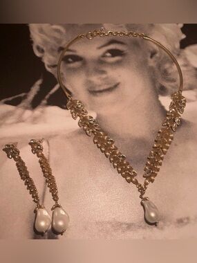 K9 Gold Leaf Necklace & Pearl Drop Earrings Set - Gold and White